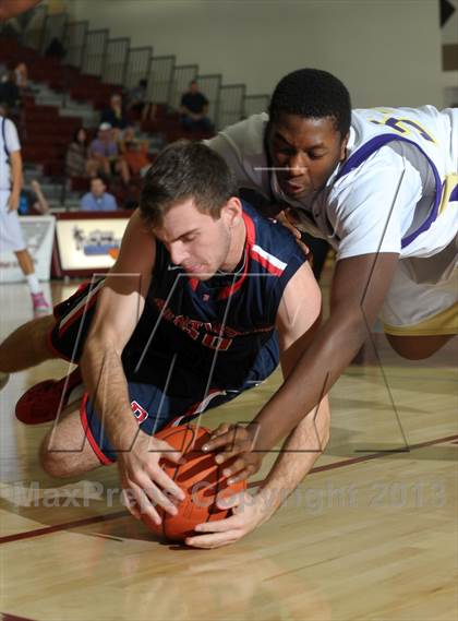 Thumbnail 3 in Bellarmine-Jefferson vs. Ridgeview (MaxPreps Holiday Classic) photogallery.