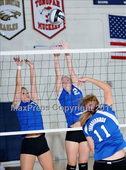 Thumbnail 1 in Bishop Gorman vs Indian Springs(Lake Mead Fall Classic) photogallery.