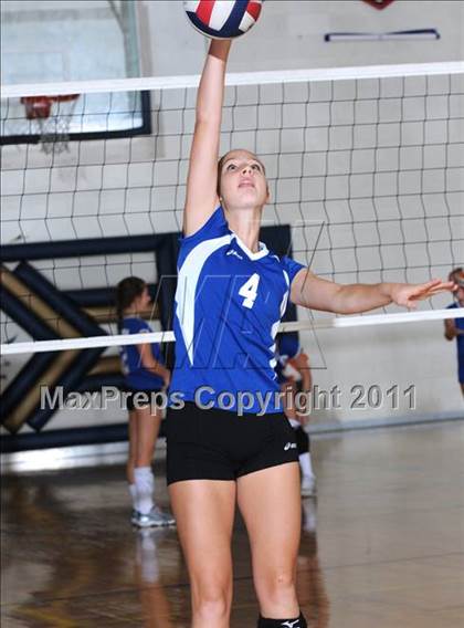 Thumbnail 3 in Bishop Gorman vs Indian Springs(Lake Mead Fall Classic) photogallery.