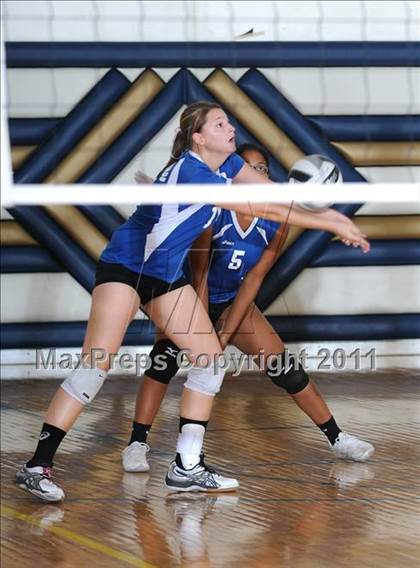 Thumbnail 2 in Bishop Gorman vs Indian Springs(Lake Mead Fall Classic) photogallery.