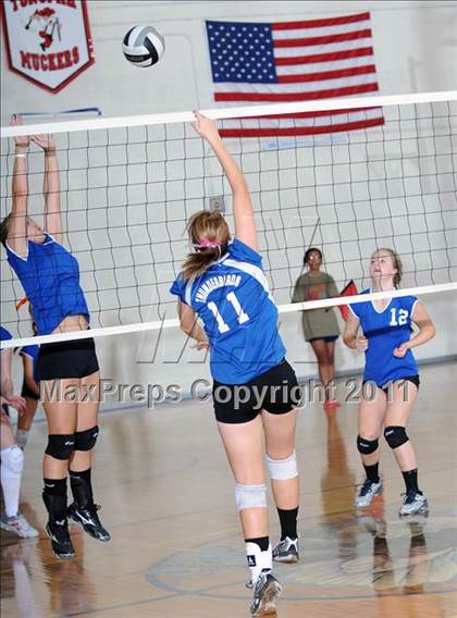 Thumbnail 2 in Bishop Gorman vs Indian Springs(Lake Mead Fall Classic) photogallery.