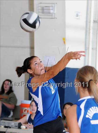 Thumbnail 2 in Bishop Gorman vs Indian Springs(Lake Mead Fall Classic) photogallery.