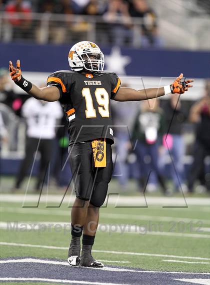 Thumbnail 1 in Lancaster vs. Cedar Park (UIL 4A Division 2 Final) photogallery.