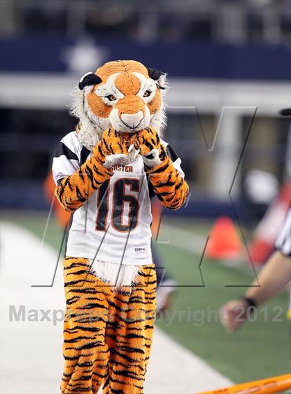 Thumbnail 3 in Lancaster vs. Cedar Park (UIL 4A Division 2 Final) photogallery.