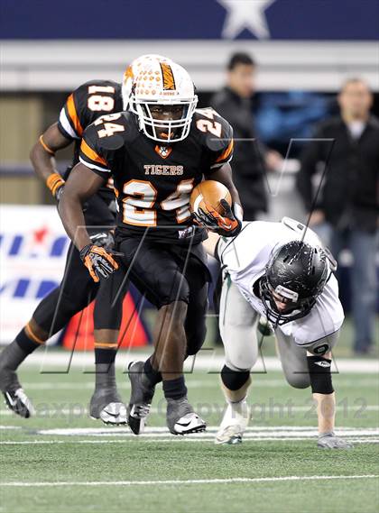 Thumbnail 1 in Lancaster vs. Cedar Park (UIL 4A Division 2 Final) photogallery.