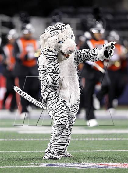 Thumbnail 3 in Lancaster vs. Cedar Park (UIL 4A Division 2 Final) photogallery.