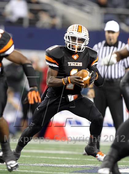 Thumbnail 2 in Lancaster vs. Cedar Park (UIL 4A Division 2 Final) photogallery.