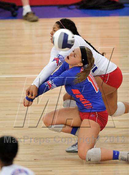 Thumbnail 1 in Los Alamitos vs. Mater Dei (CIF SS 1AA Final) photogallery.