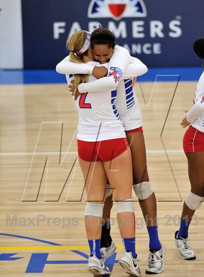 Thumbnail 1 in Los Alamitos vs. Mater Dei (CIF SS 1AA Final) photogallery.
