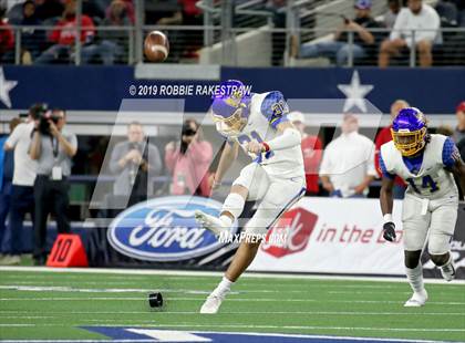 Thumbnail 3 in La Vega vs. Carthage (UIL 4A Division 1 Final) photogallery.