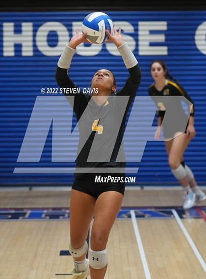 Thumbnail 2 in Perry vs Gilbert photogallery.