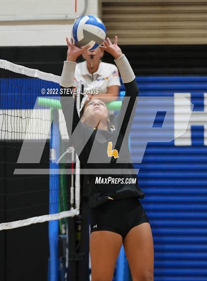 Thumbnail 3 in Perry vs Gilbert photogallery.