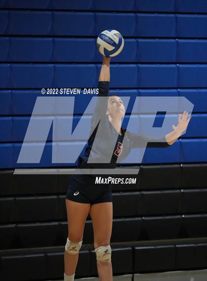 Thumbnail 1 in Perry vs Gilbert photogallery.