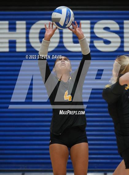 Thumbnail 2 in Perry vs Gilbert photogallery.