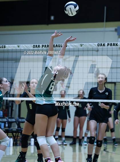 Thumbnail 1 in Royal vs. Oak Park photogallery.