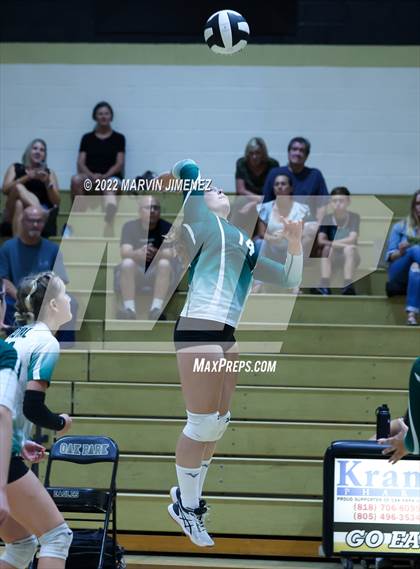 Thumbnail 2 in Royal vs. Oak Park photogallery.