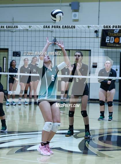Thumbnail 2 in Royal vs. Oak Park photogallery.