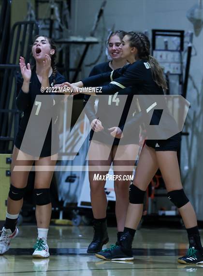 Thumbnail 2 in Royal vs. Oak Park photogallery.