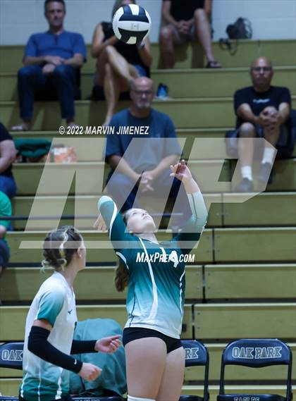 Thumbnail 3 in Royal vs. Oak Park photogallery.