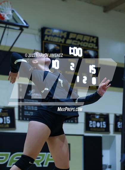 Thumbnail 3 in Royal vs. Oak Park photogallery.
