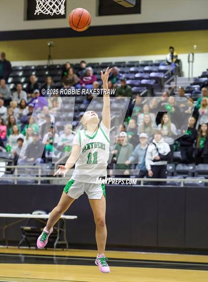 Thumbnail 1 in Paradise vs. Bells (UIL 3A D2 Regional Final Playoff) photogallery.