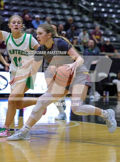 Thumbnail 2 in Paradise vs. Bells (UIL 3A D2 Regional Final Playoff) photogallery.