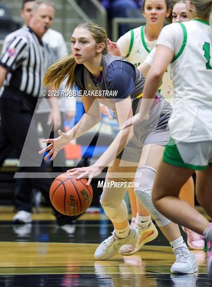 Thumbnail 3 in Paradise vs. Bells (UIL 3A D2 Regional Final Playoff) photogallery.