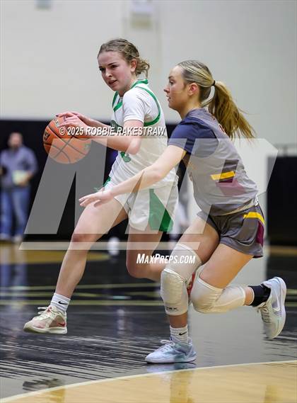 Thumbnail 3 in Paradise vs. Bells (UIL 3A D2 Regional Final Playoff) photogallery.