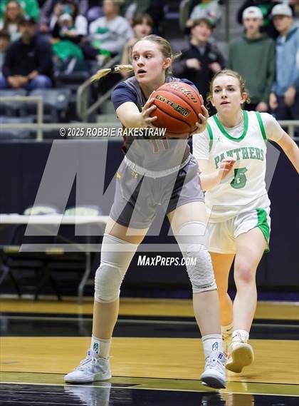 Thumbnail 3 in Paradise vs. Bells (UIL 3A D2 Regional Final Playoff) photogallery.