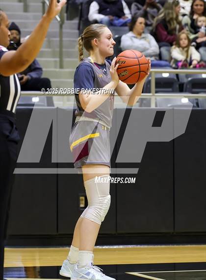 Thumbnail 1 in Paradise vs. Bells (UIL 3A D2 Regional Final Playoff) photogallery.