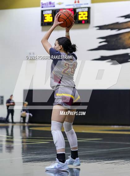 Thumbnail 2 in Paradise vs. Bells (UIL 3A D2 Regional Final Playoff) photogallery.