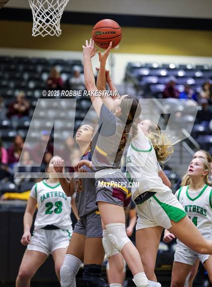 Thumbnail 1 in Paradise vs. Bells (UIL 3A D2 Regional Final Playoff) photogallery.