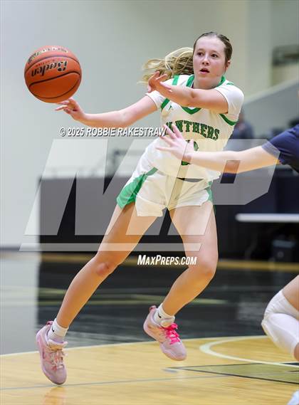 Thumbnail 3 in Paradise vs. Bells (UIL 3A D2 Regional Final Playoff) photogallery.