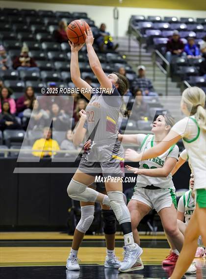 Thumbnail 3 in Paradise vs. Bells (UIL 3A D2 Regional Final Playoff) photogallery.