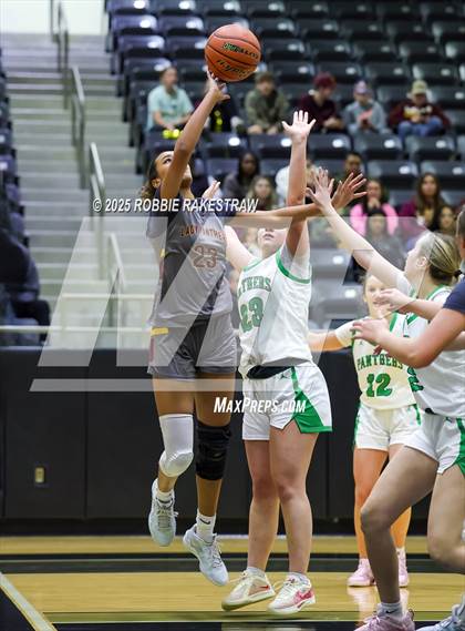 Thumbnail 1 in Paradise vs. Bells (UIL 3A D2 Regional Final Playoff) photogallery.