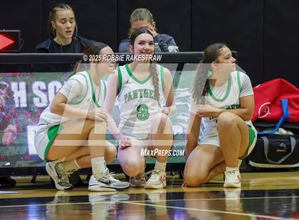 Thumbnail 3 in Paradise vs. Bells (UIL 3A D2 Regional Final Playoff) photogallery.