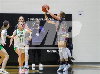 Thumbnail 1 in Paradise vs. Bells (UIL 3A D2 Regional Final Playoff) photogallery.
