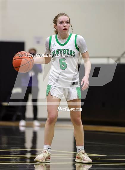 Thumbnail 2 in Paradise vs. Bells (UIL 3A D2 Regional Final Playoff) photogallery.