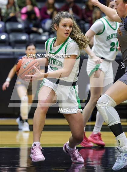 Thumbnail 3 in Paradise vs. Bells (UIL 3A D2 Regional Final Playoff) photogallery.