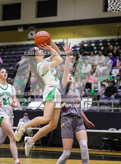 Thumbnail 1 in Paradise vs. Bells (UIL 3A D2 Regional Final Playoff) photogallery.