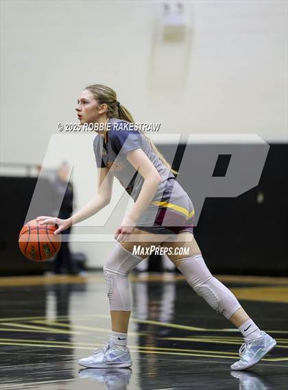 Thumbnail 2 in Paradise vs. Bells (UIL 3A D2 Regional Final Playoff) photogallery.