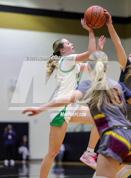 Thumbnail 1 in Paradise vs. Bells (UIL 3A D2 Regional Final Playoff) photogallery.