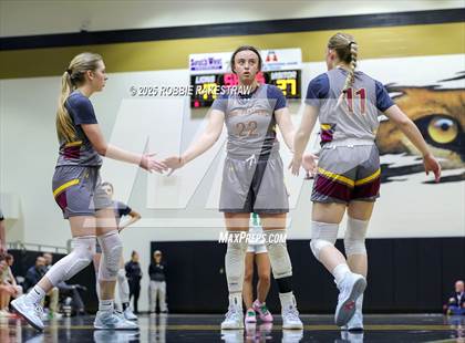 Thumbnail 1 in Paradise vs. Bells (UIL 3A D2 Regional Final Playoff) photogallery.