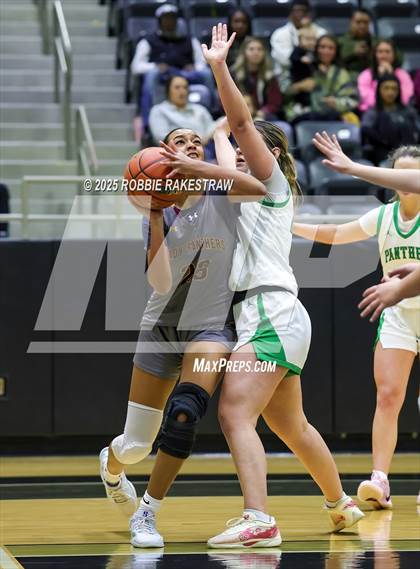 Thumbnail 3 in Paradise vs. Bells (UIL 3A D2 Regional Final Playoff) photogallery.