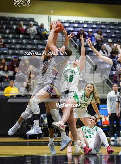 Thumbnail 2 in Paradise vs. Bells (UIL 3A D2 Regional Final Playoff) photogallery.