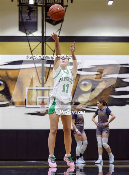 Thumbnail 3 in Paradise vs. Bells (UIL 3A D2 Regional Final Playoff) photogallery.