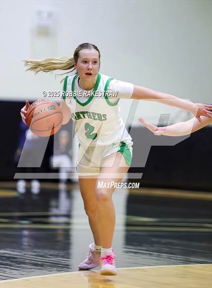 Thumbnail 1 in Paradise vs. Bells (UIL 3A D2 Regional Final Playoff) photogallery.