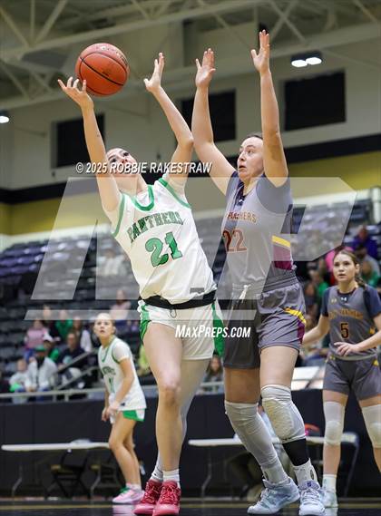 Thumbnail 1 in Paradise vs. Bells (UIL 3A D2 Regional Final Playoff) photogallery.