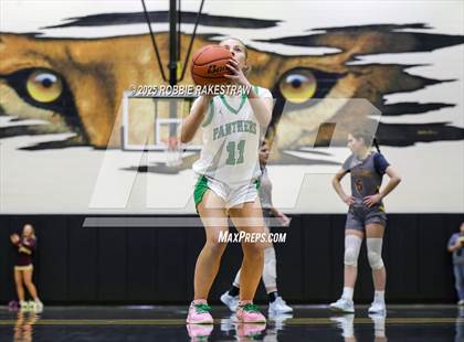 Thumbnail 2 in Paradise vs. Bells (UIL 3A D2 Regional Final Playoff) photogallery.