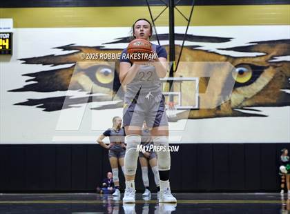 Thumbnail 1 in Paradise vs. Bells (UIL 3A D2 Regional Final Playoff) photogallery.
